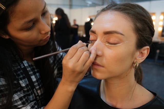 Iscriversi ad una scuola di trucco pro e contro