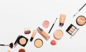 Vari oggetti per il trucco come fondotinta, blush, pennelli