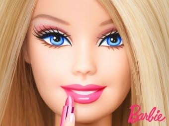 Iconica foto in primo piano di Barbie che si mette il rossetto rosa con il logo in basso sulla destra