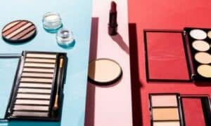 varie palette e cosmetici sui toni del nude