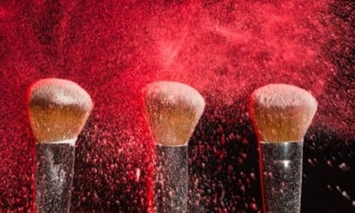 Pennelli da trucco che perdono ombretto color porpora