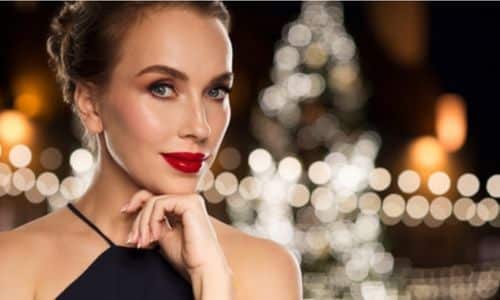 Donna partecipa ad una festa di natale con un leggero ed elegante trucco rosso