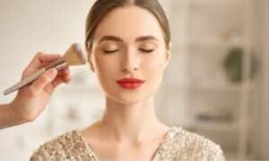 make up artist trucca una ragazza in modo semplice e naturale