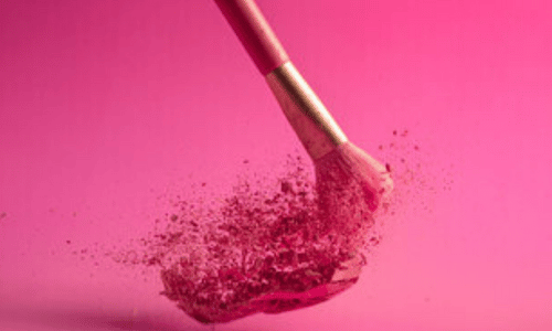 pennello per trucco su sfondo e polvere fuxia